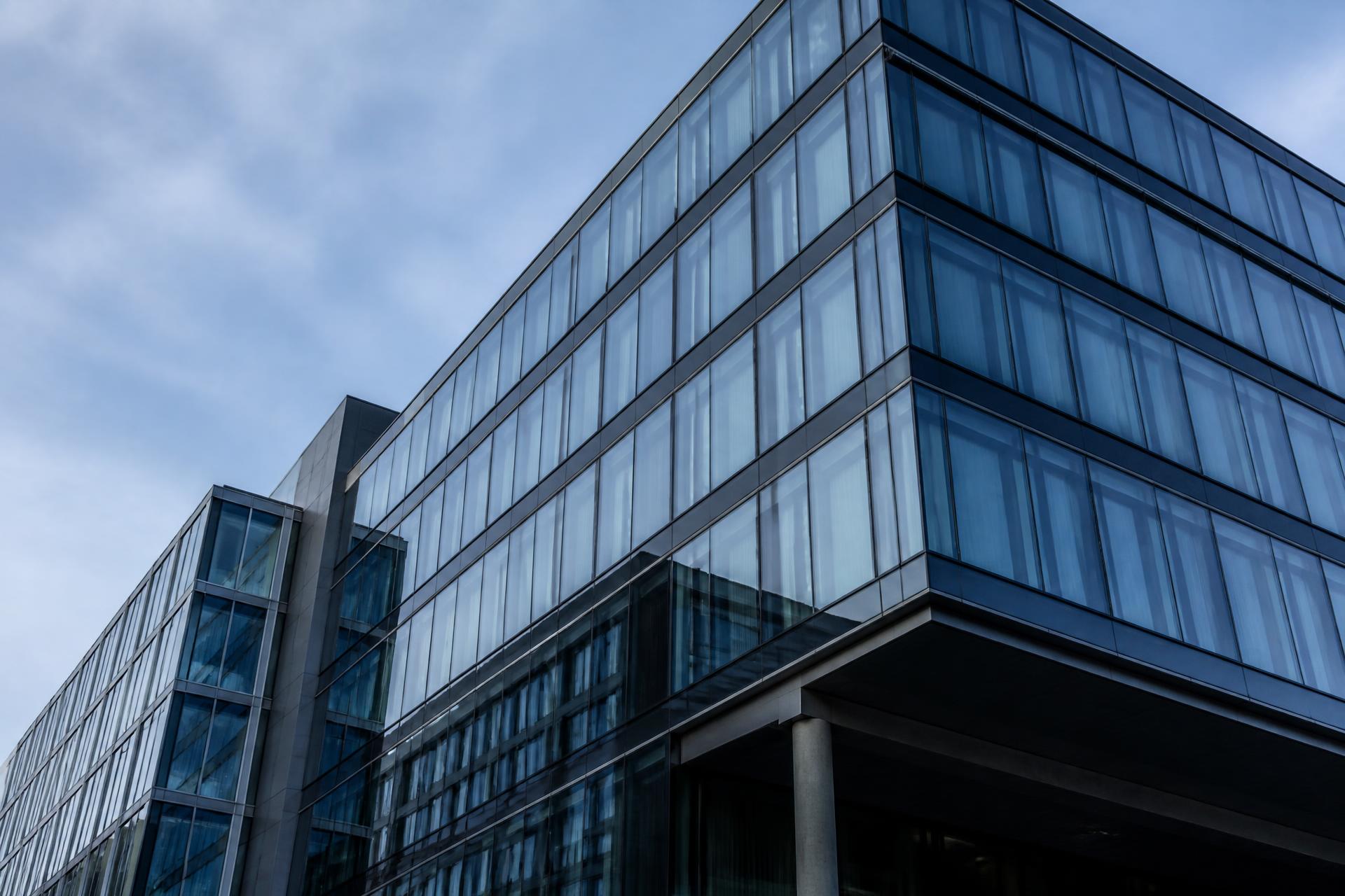 Moderne Bürofassade in Hannover — Versicherungsmakler Kenneth Busche